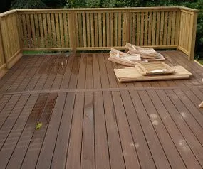 Färdigbyggd altan med utemöbler