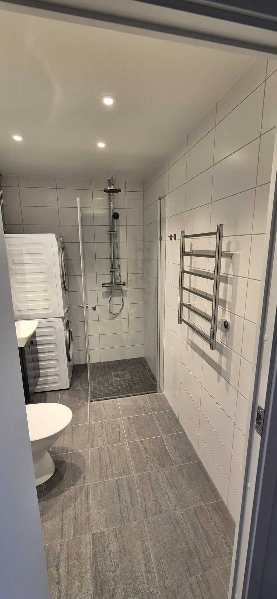 Modernt badrum i gråtoner