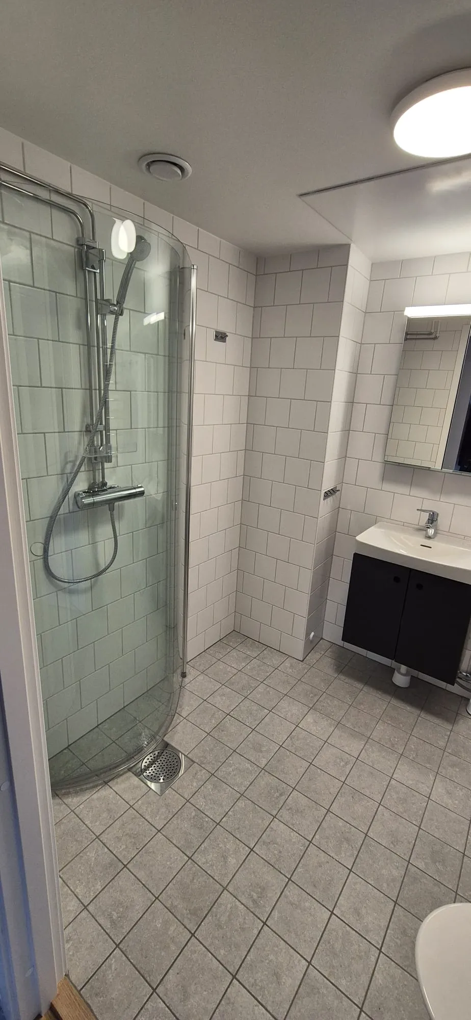 Badrum med rundat duschhörna