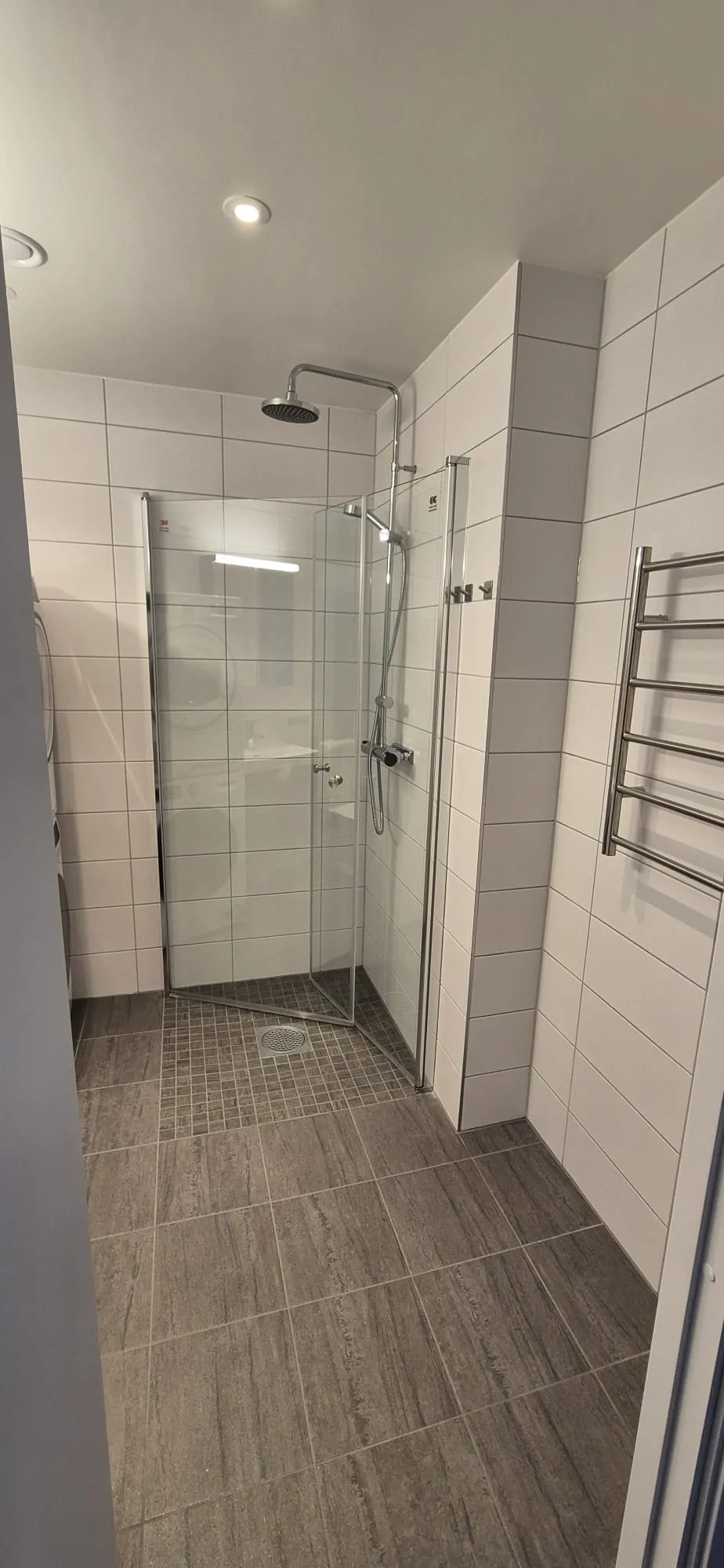 Walk-in dusch med regnduschhuvud