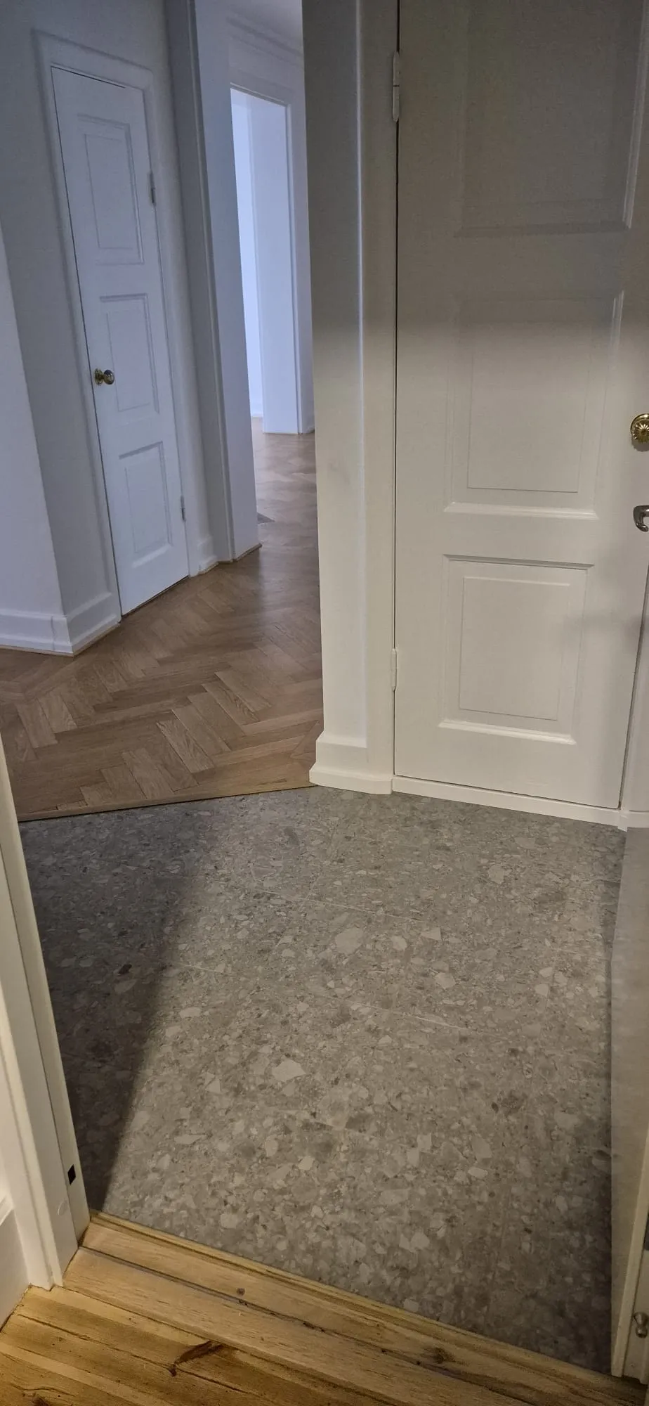 Parkettövergång i hall