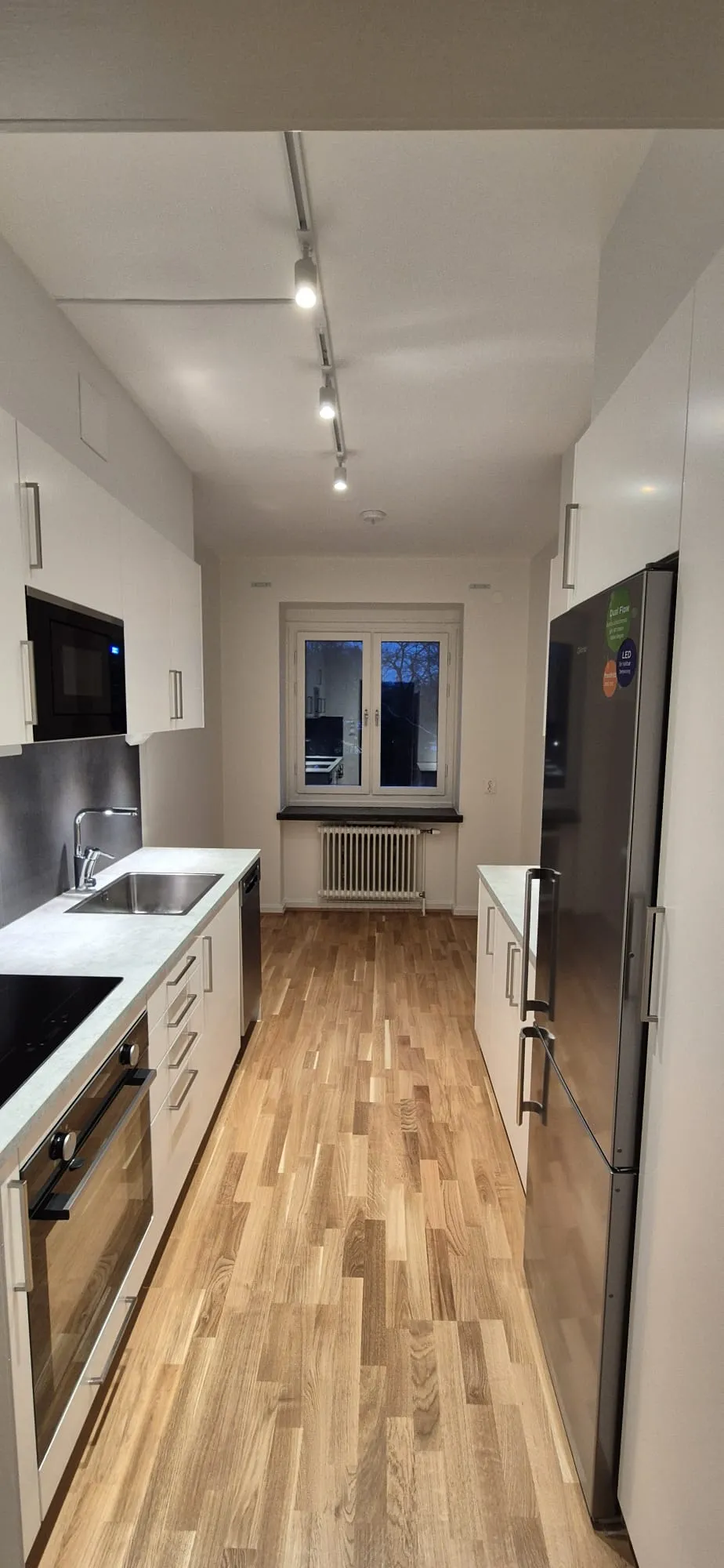 Galley-kök i vitt och mörkt