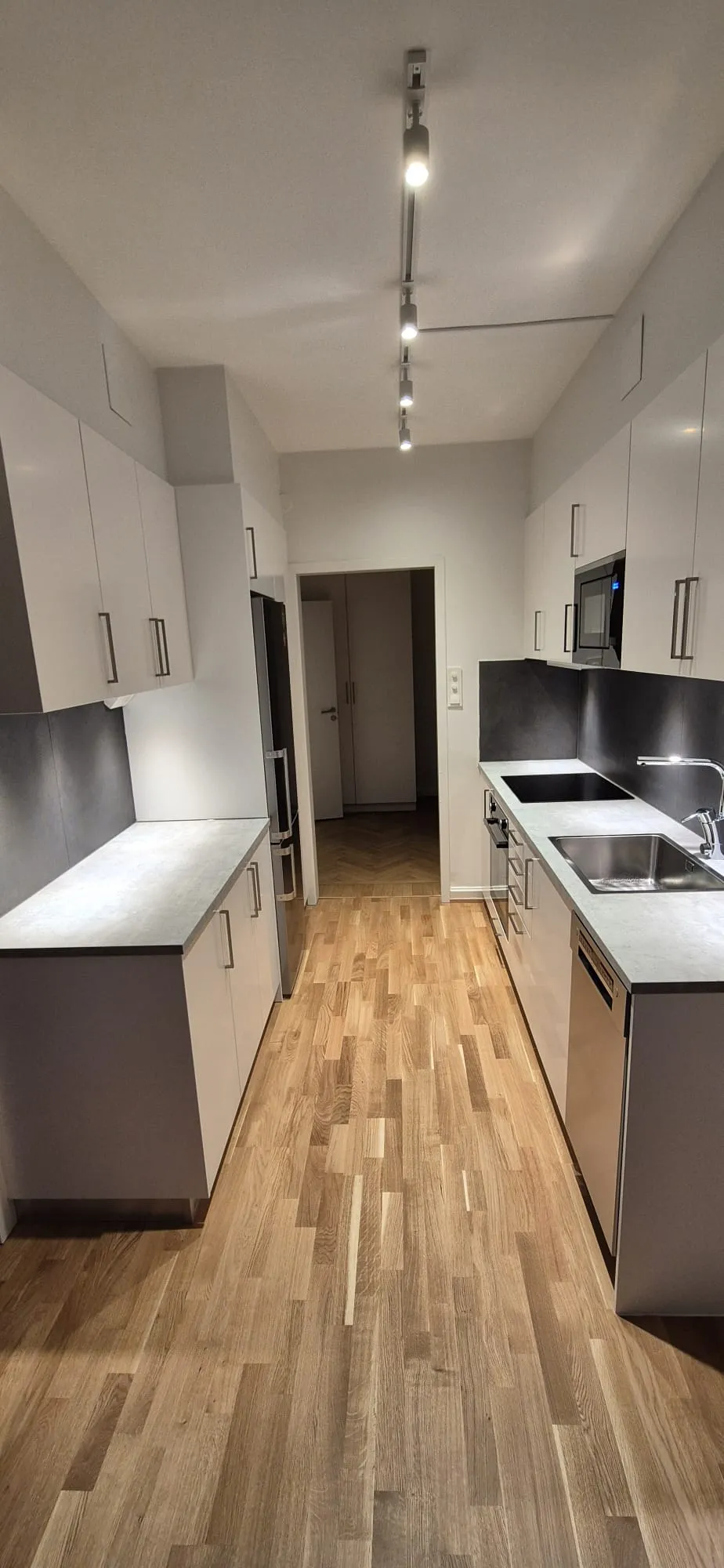 Galley-kök med mörk stänkskydd