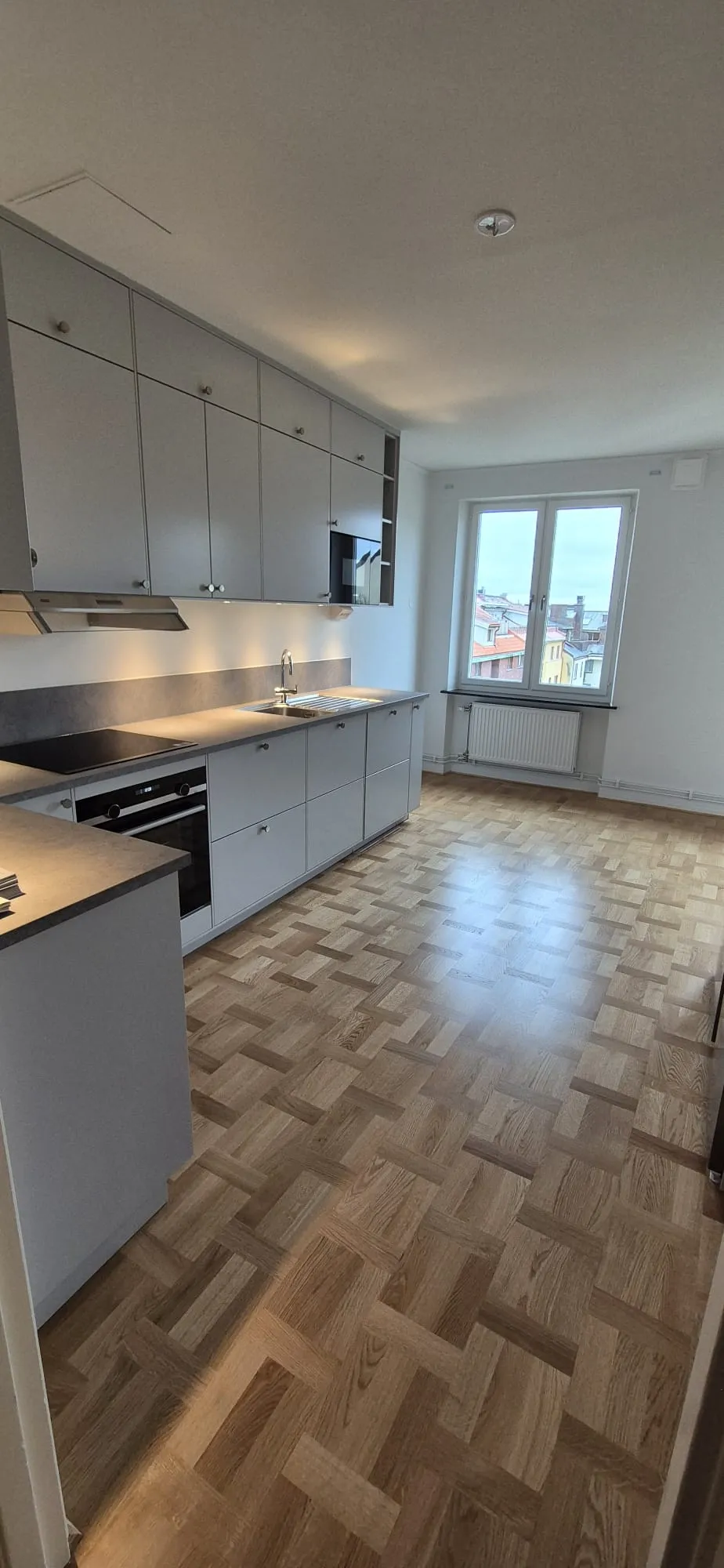 Öppet kök med stadsutsikt