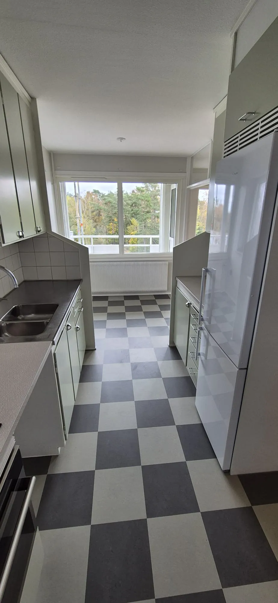 Retrokök med grönt schackgolv
