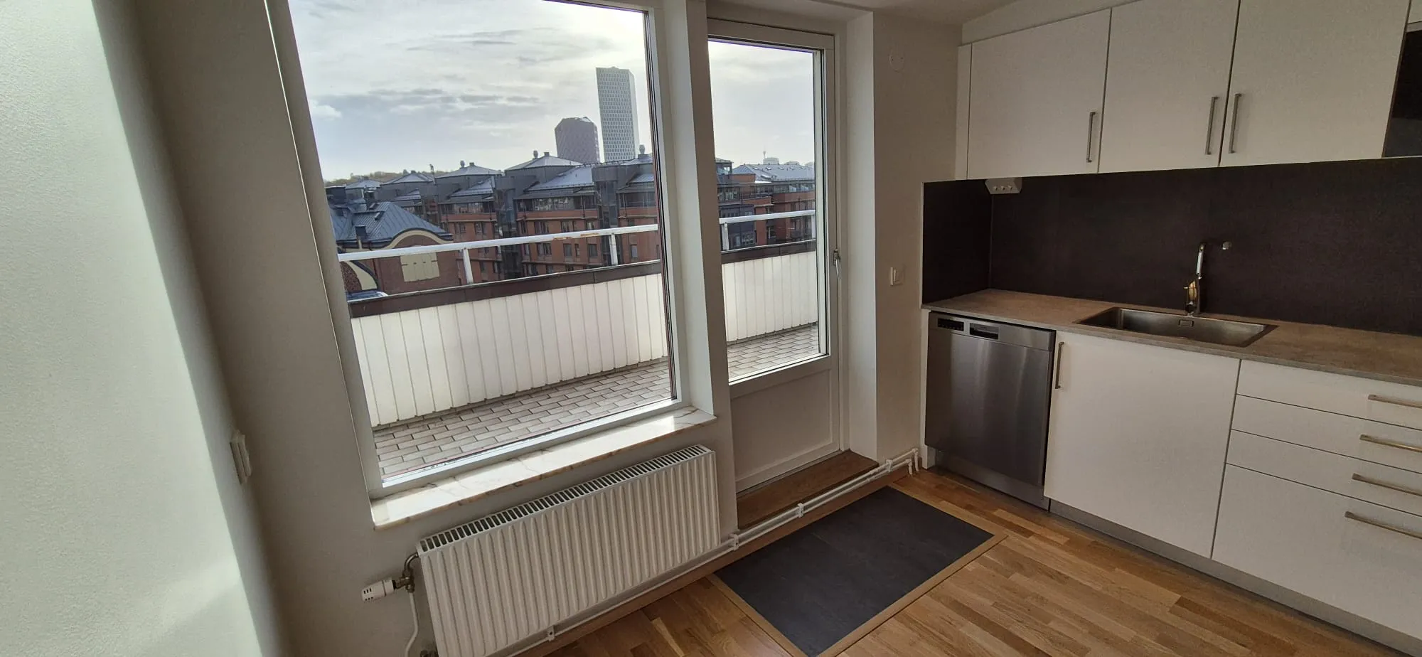 Kök med stadsutsikt och balkong