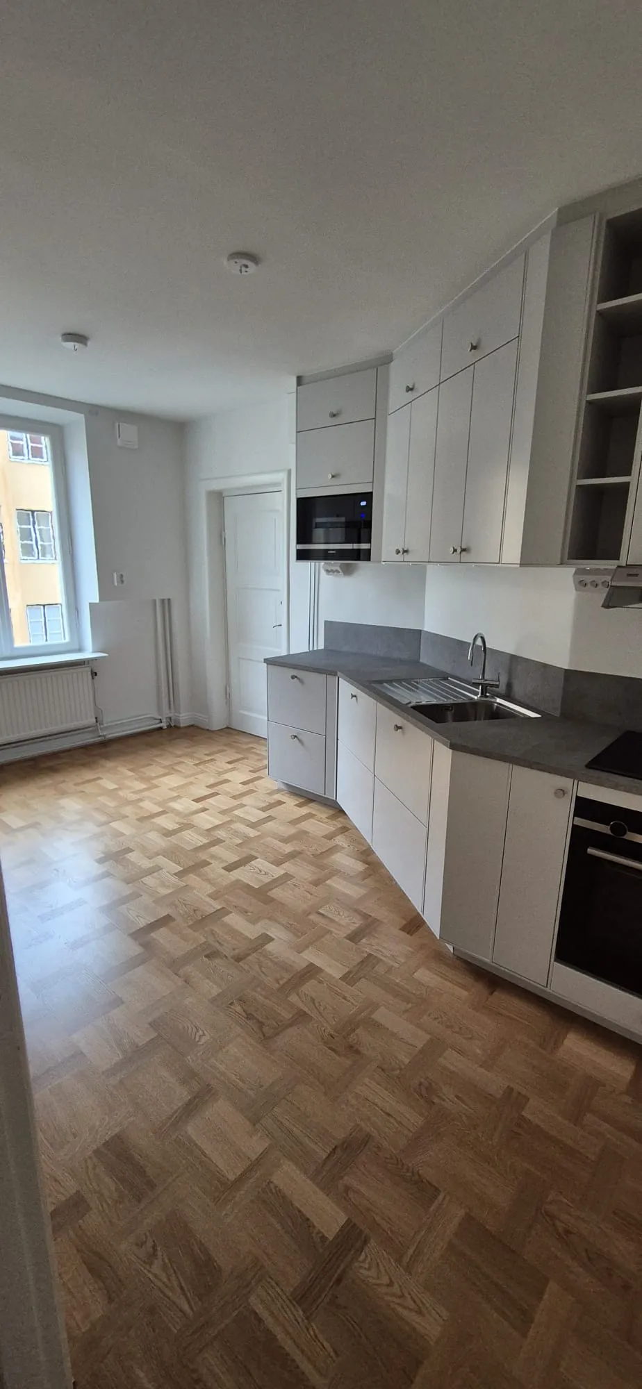Vitt kök med betongbänk
