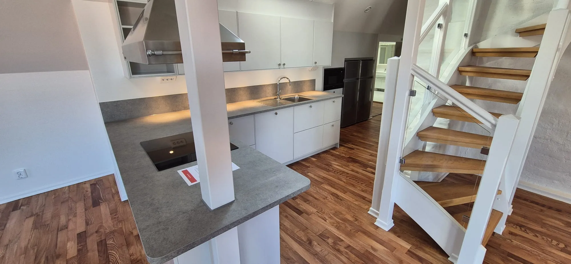 Penthouse kök med trappa