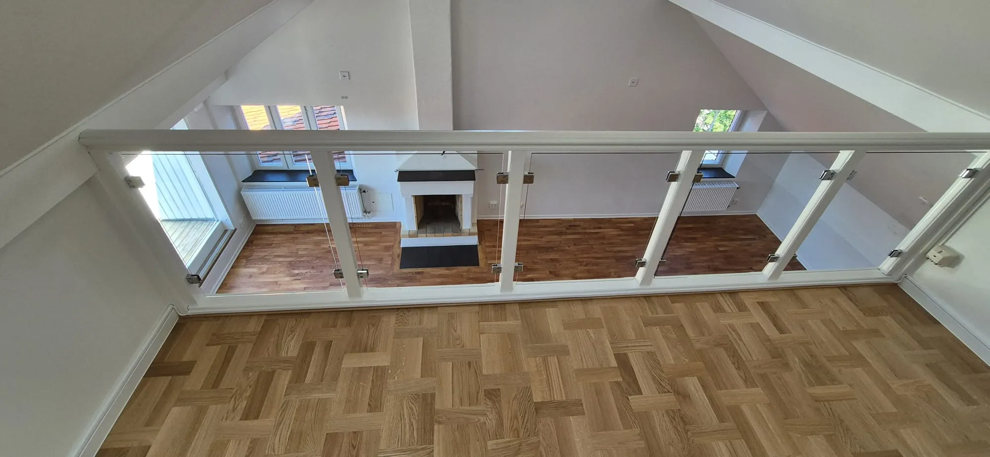 Loft med glasräcke