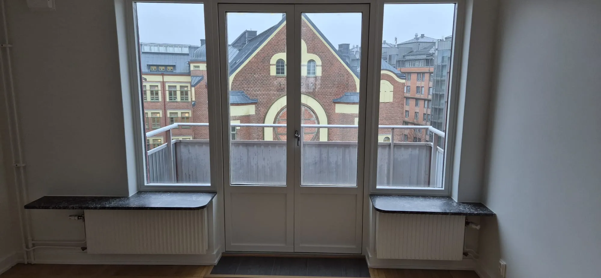 Detaljarbete balkongdörr i trä