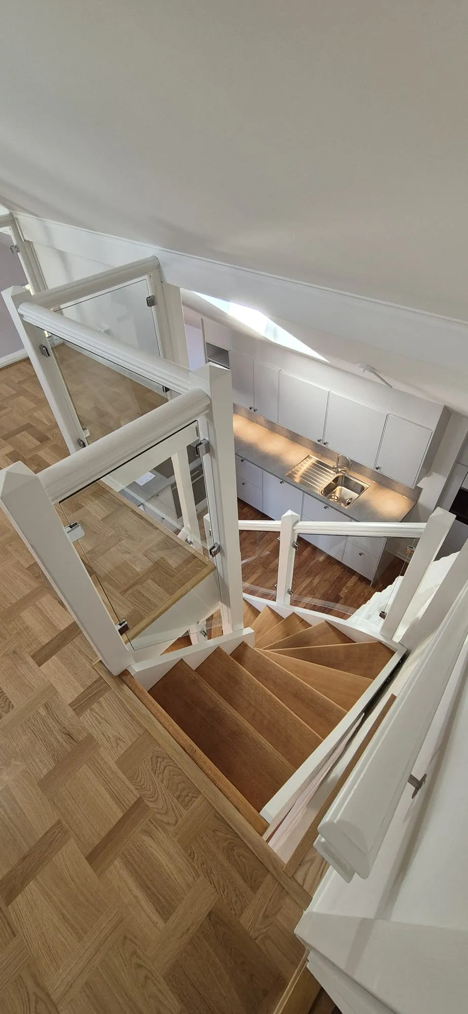 Spiraltrappa med glasräcke